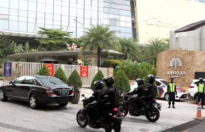 Mobil yang membawa Joko Widodo tiba di area Hotel Raffles, Jakarta, Sabtu (3/4/2021).