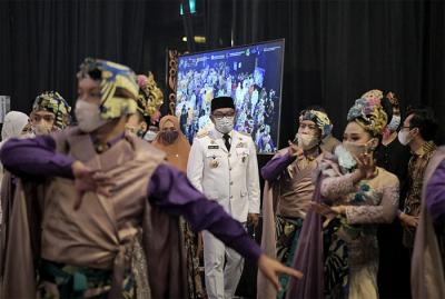 Gubernur Jawa Barat Ridwan Kamil mengkampanyekan Gerakan Nasional Bangga Buatan Indonesia (BBI) Jawa Barat secara hybrid di Kota Bandung, Sabtu (3/4/2021).