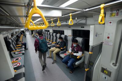 Layanan kereta Bandara Soekarno-Hatta premium resmi beroperasi, bahkan tarif lebih murah dengan fasilitas yang nyaman.