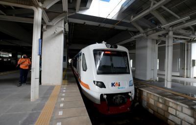 Layanan kereta Bandara Soekarno-Hatta premium resmi beroperasi, bahkan tarif lebih murah dengan fasilitas yang nyaman.