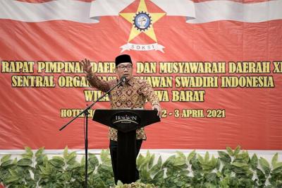 Gubernur Jawa Barat Ridwan Kamil memberikan arahan pada Rapat Pimpinan Daerah dan Musyawarah Daerah XI Soksi Jabar di Bandung, Jawa Barat, Sabtu (3/4/2021).