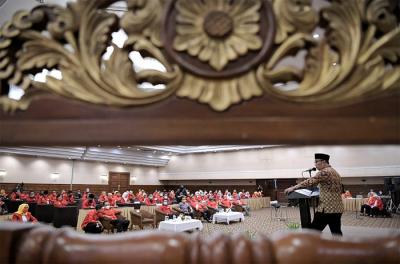 Gubernur Jawa Barat Ridwan Kamil memberikan arahan pada Rapat Pimpinan Daerah dan Musyawarah Daerah XI Soksi Jabar di Bandung, Jawa Barat, Sabtu (3/4/2021).