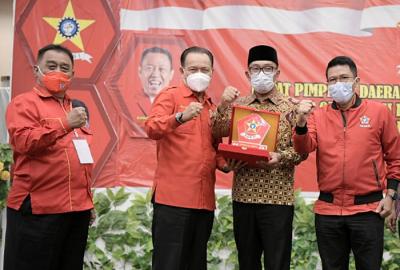 Gubernur Jawa Barat Ridwan Kamil memberikan arahan pada Rapat Pimpinan Daerah dan Musyawarah Daerah XI Soksi Jabar di Bandung, Jawa Barat, Sabtu (3/4/2021).
