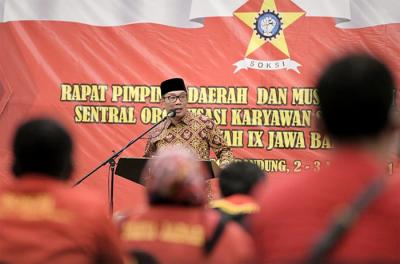 Gubernur Jawa Barat Ridwan Kamil memberikan arahan pada Rapat Pimpinan Daerah dan Musyawarah Daerah XI Soksi Jabar di Bandung, Jawa Barat, Sabtu (3/4/2021).
