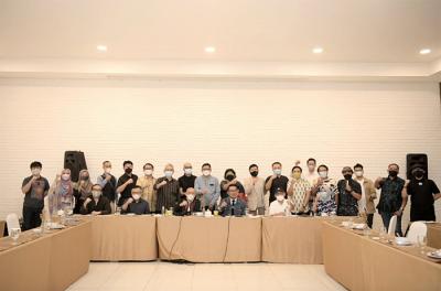 Gubernur Jawa Barat Ridwan Kamil bersama Menteri Koperasi dan UKM Teten Masduki makan malam bersama di Nada Park Bandung, Jawa Barat, Jumat (3/4/2021).