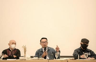 Gubernur Jawa Barat Ridwan Kamil bersama Menteri Koperasi dan UKM Teten Masduki makan malam bersama di Nada Park Bandung, Jawa Barat, Jumat (3/4/2021).