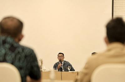 Gubernur Jawa Barat Ridwan Kamil bersama Menteri Koperasi dan UKM Teten Masduki makan malam bersama di Nada Park Bandung, Jawa Barat, Jumat (3/4/2021).