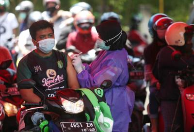 Halodoc dan Gojek untuk berkolaborasi mengadakan pos vaksinasi drive-thru pertama di Jawa Timur.