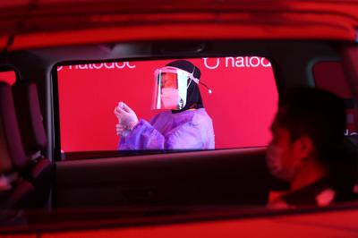 Halodoc dan Gojek untuk berkolaborasi mengadakan pos vaksinasi drive-thru pertama di Jawa Timur.