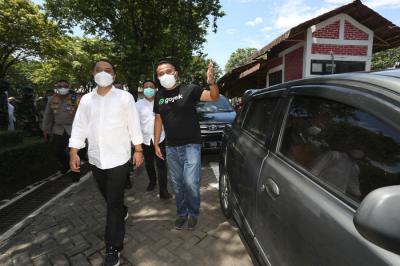 Halodoc dan Gojek untuk berkolaborasi mengadakan pos vaksinasi drive-thru pertama di Jawa Timur.