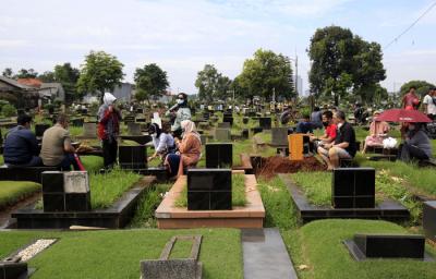 Warga melakukan ziarah kubur di TPU Tanah Kusir, Jakarta, Sabtu (3/4/2021).