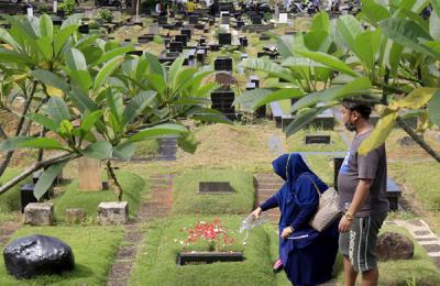 Warga melakukan ziarah kubur di TPU Tanah Kusir, Jakarta, Sabtu (3/4/2021).