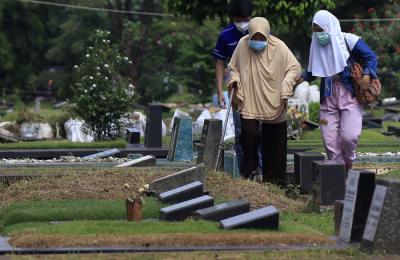 Warga melakukan ziarah kubur di TPU Tanah Kusir, Jakarta, Sabtu (3/4/2021).