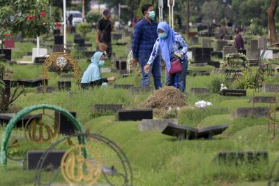 Warga melakukan ziarah kubur di TPU Tanah Kusir, Jakarta, Sabtu (3/4/2021).