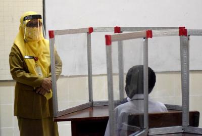 Aktivitas uji coba pembelajaran tatap muka (PTM) di SMP Negeri 5 Semarang, Jawa Tengah, Senin (5/4/2021).