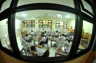 Aktivitas uji coba pembelajaran tatap muka (PTM) di SMP Negeri 5 Semarang, Jawa Tengah, Senin (5/4/2021).