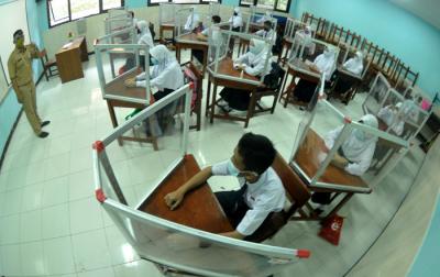 Aktivitas uji coba pembelajaran tatap muka (PTM) di SMP Negeri 5 Semarang, Jawa Tengah, Senin (5/4/2021).