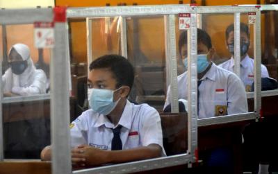 Aktivitas uji coba pembelajaran tatap muka (PTM) di SMP Negeri 5 Semarang, Jawa Tengah, Senin (5/4/2021).
