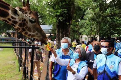 Kebun Binatang Surabaya (KBS) kini menyediakan QIRS sebagai alat pembayaran. Hal itu untuk memudahkan pengunjung dalam bertransaksi saat membeli tiket.