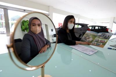 Calon pembeli melihat mobil di showroom Honda di kawasan, Jatiasih, Kota Bekasi, Jawa Barat, Senin (5/4/2021).