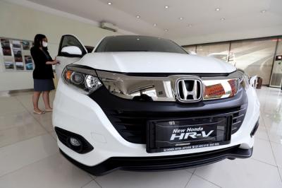 Calon pembeli melihat mobil di showroom Honda di kawasan, Jatiasih, Kota Bekasi, Jawa Barat, Senin (5/4/2021).