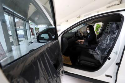 Calon pembeli melihat mobil di showroom Honda di kawasan, Jatiasih, Kota Bekasi, Jawa Barat, Senin (5/4/2021).