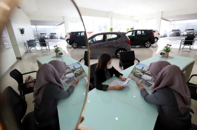 Calon pembeli melihat mobil di showroom Honda di kawasan, Jatiasih, Kota Bekasi, Jawa Barat, Senin (5/4/2021).