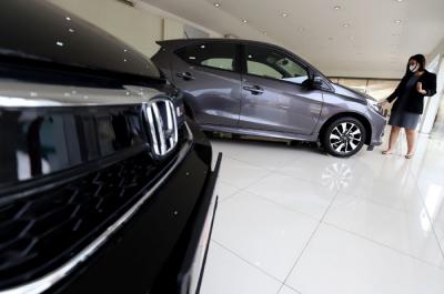 Calon pembeli melihat mobil di showroom Honda di kawasan, Jatiasih, Kota Bekasi, Jawa Barat, Senin (5/4/2021).