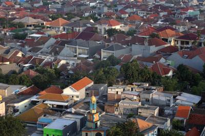 Panorama pemukiman kota Surabaya terlihat dari gedung bertingkat, Senin (5/4/2021).