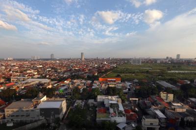 Panorama pemukiman kota Surabaya terlihat dari gedung bertingkat, Senin (5/4/2021).