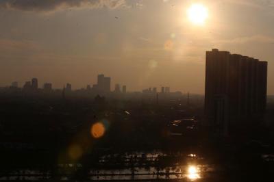 Panorama pemukiman kota Surabaya terlihat dari gedung bertingkat, Senin (5/4/2021).
