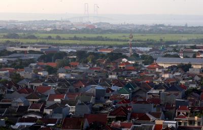 Panorama pemukiman kota Surabaya terlihat dari gedung bertingkat, Senin (5/4/2021).