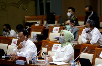 Direktur Utama PT Pertamina (Persero) Nicke Widyawati saat rapat dengar pendapat dengan Komisi VII DPR di kompleks Parlemen, Senayan, Jakarta, Senin (5/4/2021).