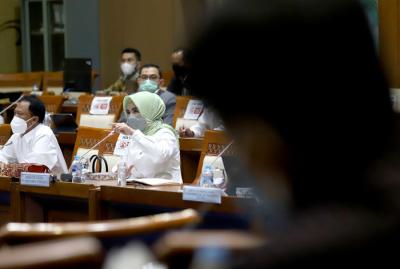 Direktur Utama PT Pertamina (Persero) Nicke Widyawati saat rapat dengar pendapat dengan Komisi VII DPR di kompleks Parlemen, Senayan, Jakarta, Senin (5/4/2021).