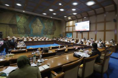 Direktur Utama PT Pertamina (Persero) Nicke Widyawati saat rapat dengar pendapat dengan Komisi VII DPR di kompleks Parlemen, Senayan, Jakarta, Senin (5/4/2021).