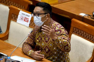 Ketua ADPMET yang juga Gubernur Jawa Barat Ridwan Kamil mengikuti RDP dengan Komisi VII DPR di kompleks Parlemen, Senayan, Jakarta, Senin (5/4/2021).