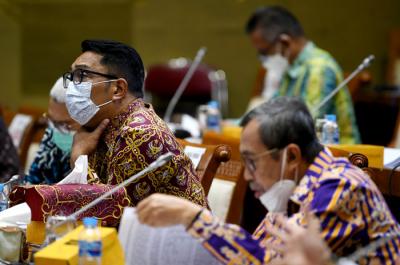 Ketua ADPMET yang juga Gubernur Jawa Barat Ridwan Kamil mengikuti RDP dengan Komisi VII DPR di kompleks Parlemen, Senayan, Jakarta, Senin (5/4/2021).