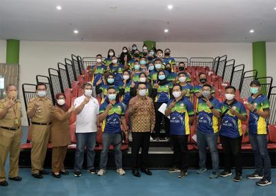 Gubernur Jawa Barat Ridwan Kamil meninjau vaksinasi massal 1.431 atlet dari KONI Jabar dan NPCI Jabar di Kota Bandung, Jawa Barat, Senin (5/4/2021).