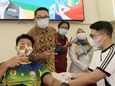 Gubernur Jawa Barat Ridwan Kamil meninjau vaksinasi massal 1.431 atlet dari KONI Jabar dan NPCI Jabar di Kota Bandung, Jawa Barat, Senin (5/4/2021).