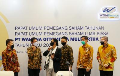Presiden Direktur WOM Finance Djaja Suryantor Sutandar (kiri) dan Presiden Komisaris WOM Finance I Nyoman Tjager saat memimpin RUPST dan RUPSLB 2021 di Jakarta.