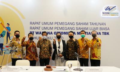 Presiden Direktur WOM Finance Djaja Suryantor Sutandar (kiri) dan Presiden Komisaris WOM Finance I Nyoman Tjager saat memimpin RUPST dan RUPSLB 2021 di Jakarta.