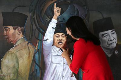 Syukuran Lukisan Pertama untuk Institut Marhaen dan Bandung Bersejarah di Universitas 17 Agustus 1945 (Untag), Surabaya, Jawa Timur, Selasa (6/4/2021).