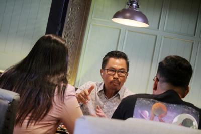 Deputy CEO Smartfren Djoko Tata Ibrahim (kiri) menemui influencer Anya Geraldine (kanan) dan Arief Muhammad di Jakarta, Sabtu (3/4/2021).