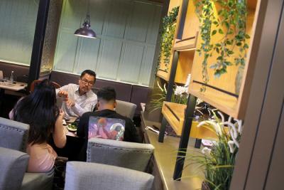Deputy CEO Smartfren Djoko Tata Ibrahim (kiri) menemui influencer Anya Geraldine (kanan) dan Arief Muhammad di Jakarta, Sabtu (3/4/2021).