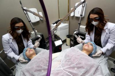 Perawatan wajah di Klinik Kecantikan Beauty Skin dr. MF Surabaya, Jawa Timur, Rabu (7/4/2021).