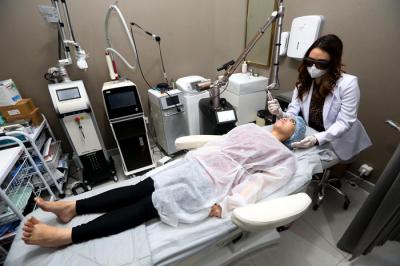 Perawatan wajah di Klinik Kecantikan Beauty Skin dr. MF Surabaya, Jawa Timur, Rabu (7/4/2021).