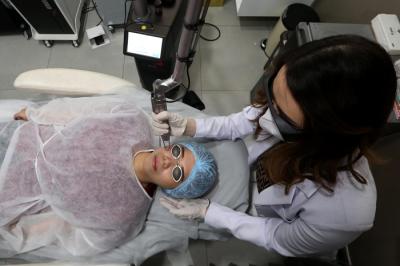 Perawatan wajah di Klinik Kecantikan Beauty Skin dr. MF Surabaya, Jawa Timur, Rabu (7/4/2021).