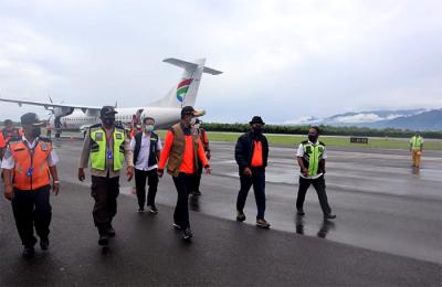 Kepala Badan Nasional Penanggulangan Bencana (BNPB) Letjen TNI Doni Monardo saat meninjau lokasi banjir bandang di Kabupaten Alor, NTT, Rabu (7/4/2021).