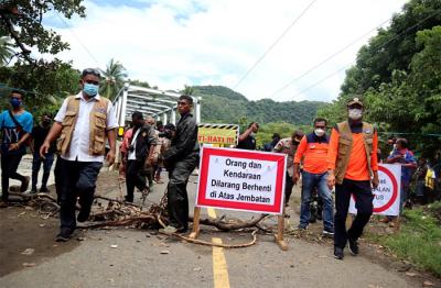 Kepala Badan Nasional Penanggulangan Bencana (BNPB) Letjen TNI Doni Monardo saat meninjau lokasi banjir bandang di Kabupaten Alor, NTT, Rabu (7/4/2021).