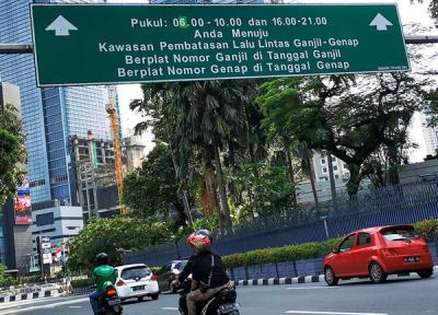 Pengendara melintas dibawah petunjuk ganjil-genap menuju Jalan Jenderal Sudirman dari Jalan Pamekasan, Jakarta Pusat, Rabu (7/4/2021).